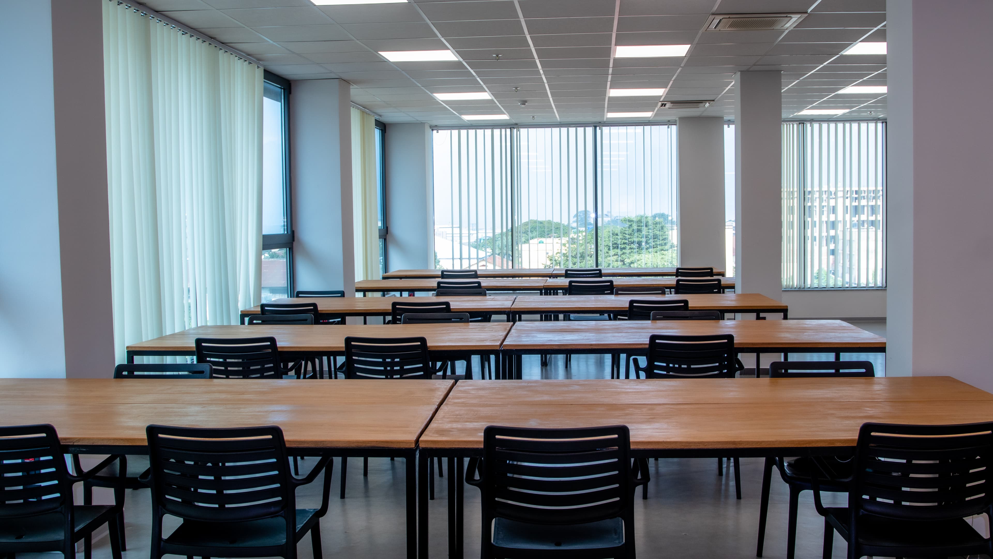 Salle de formation Kobo Hub avec tables et chaises préparées