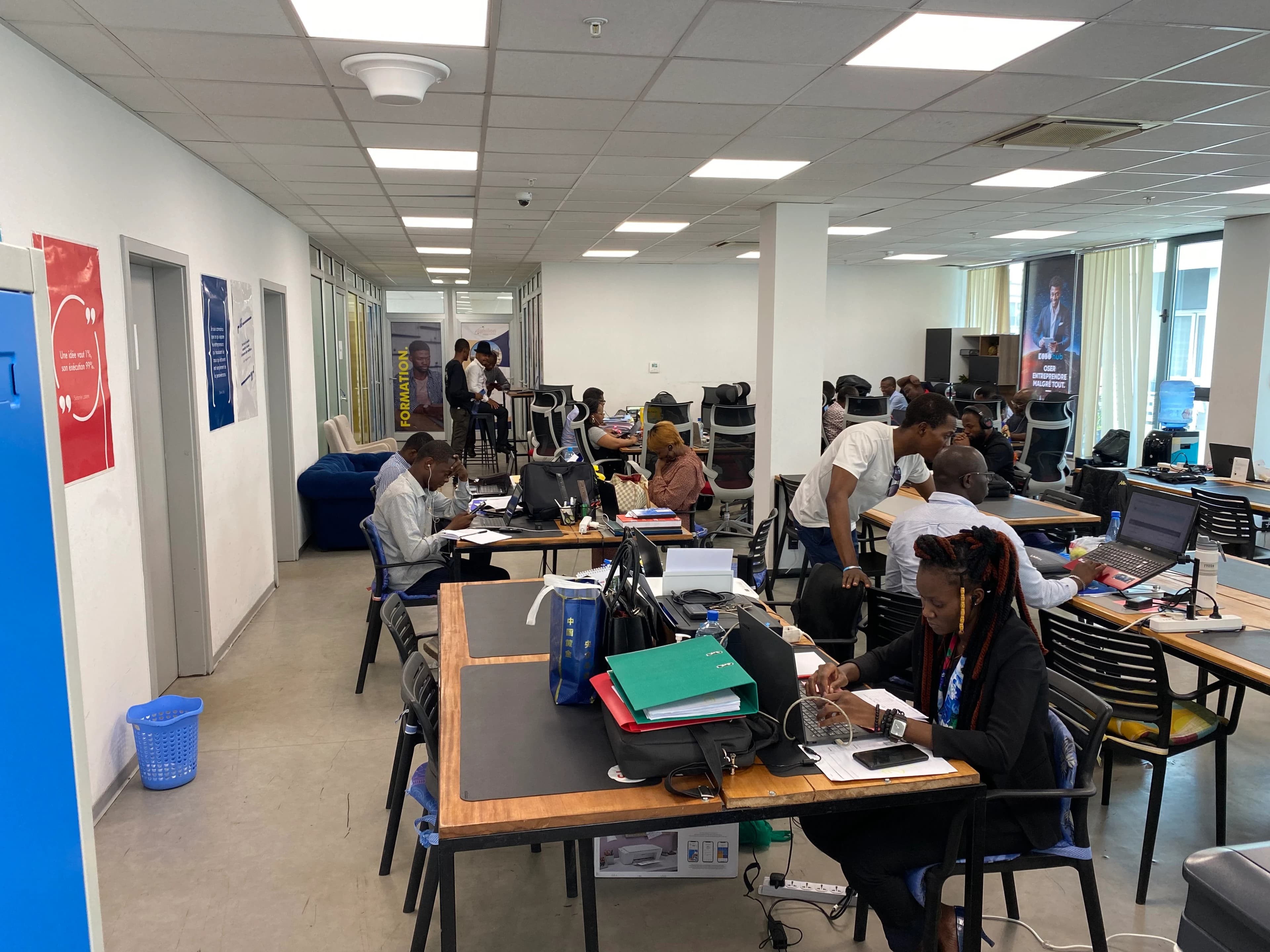 Espace de travail Kobo Hub occupé par plusieurs entrepreneurs
